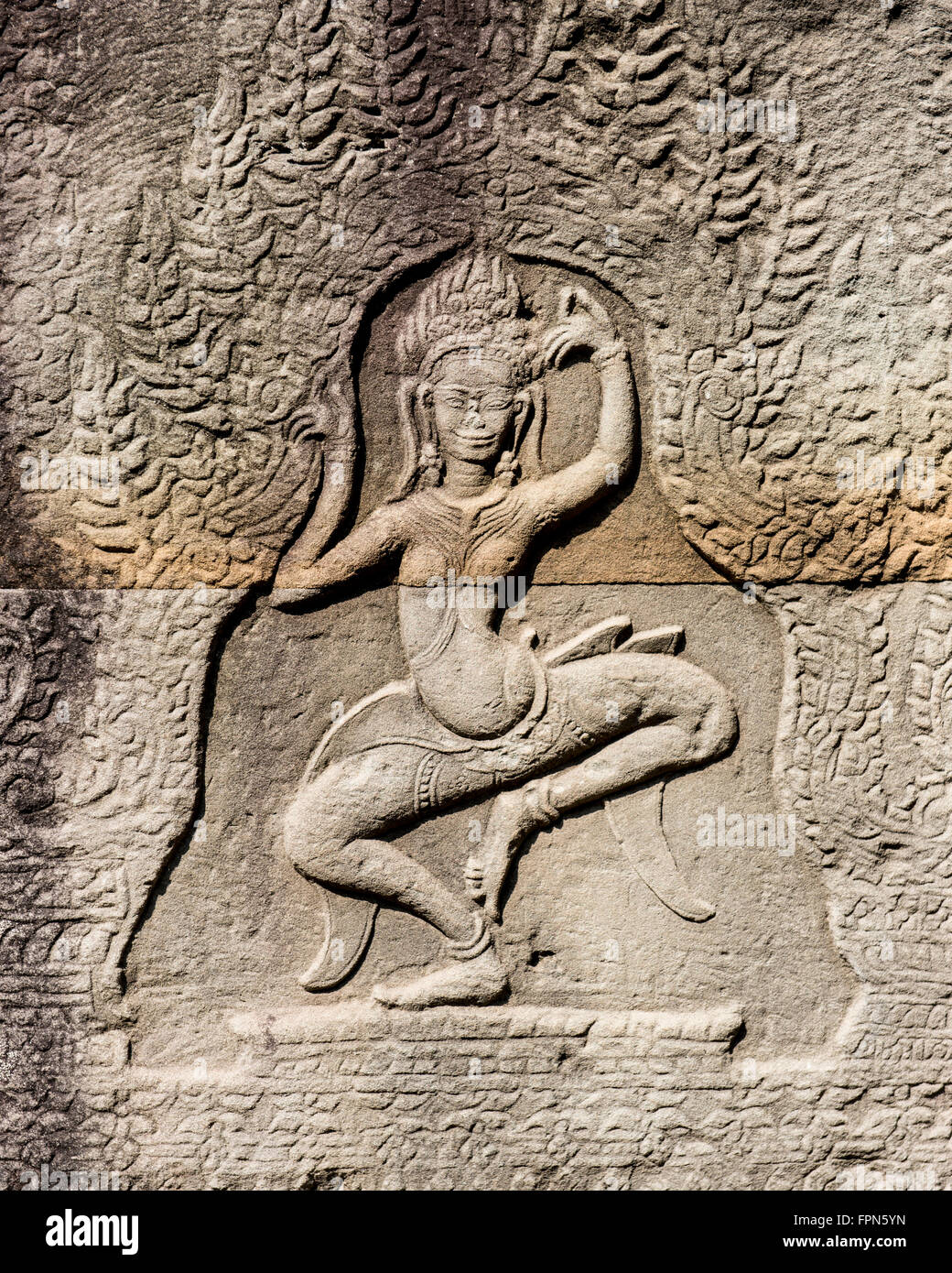 Tanzende Mädchen, Apsaras oder Gottheiten, die in den Sandsteinmauern des Tempels Banteay Kdei geschnitzt erbaut von Jayavarman VII im 12. Jahrhundert Stockfoto