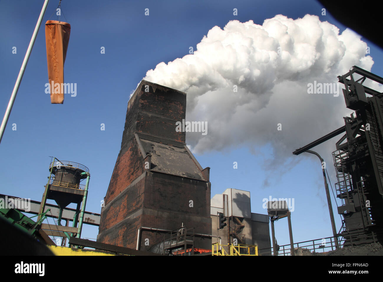 Dampf aus dem Koks-Ofen abschrecken Turm. Stockfoto