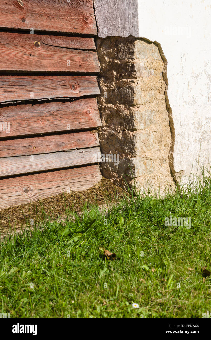 Ecke der Betonwand mit peeling Gips beschädigt Stockfoto