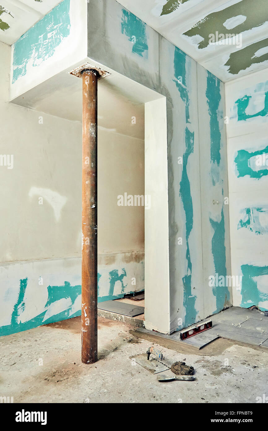 Innenrenovierung zeigen Trockenbau eines Badezimmers nicht noch grundiert oder lackiert. Stockfoto