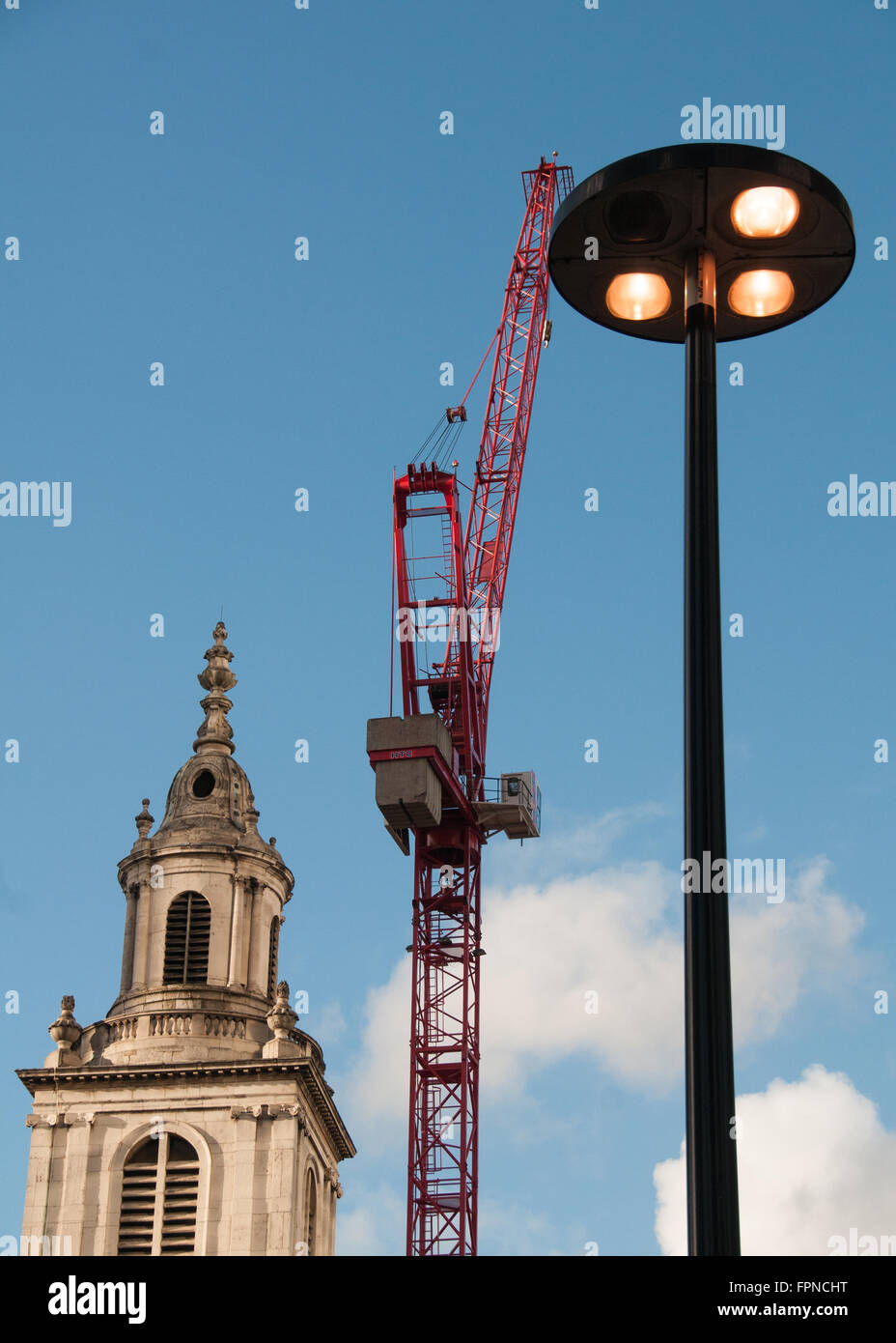 London unter alten und neuen Top-Bau der Str. Andrews Kirche rote Kran und Metall-Lampe, UK. Stockfoto