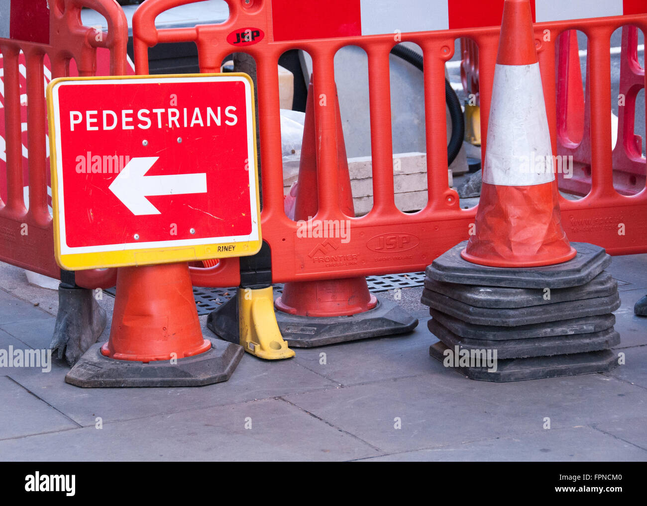 Straßenbauarbeiten Fußgänger rot singen Fahrbahn in London, Vereinigtes Königreich. Stockfoto