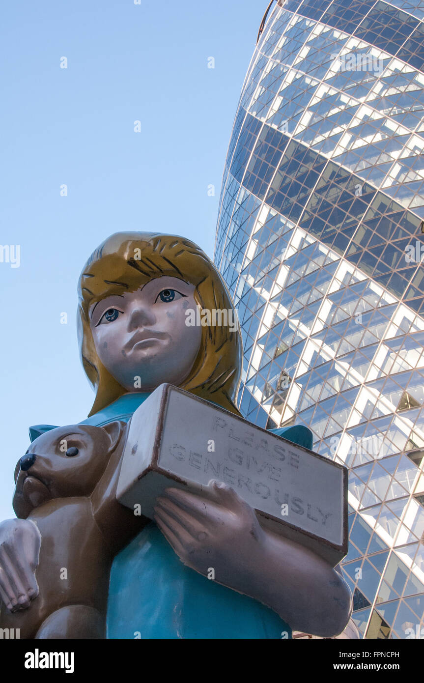 Krankes Mädchen Kind und Teddybär Statue mit Gherking Gebäude hinter in London, Vereinigtes Königreich. Stockfoto