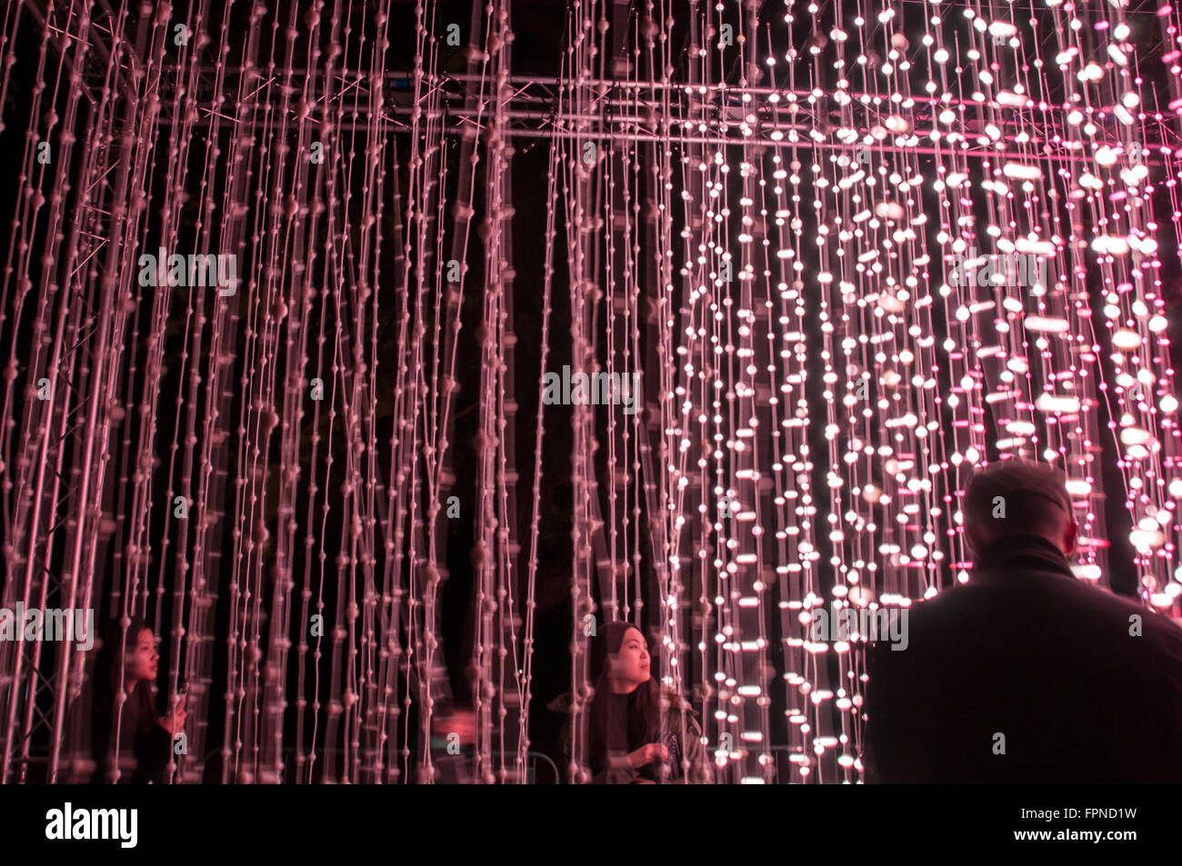 Das Festival der Licht Menschen fotografieren Xmas saisonale Beleuchtung Beleuchtung Kew Gardens, London UK. Stockfoto