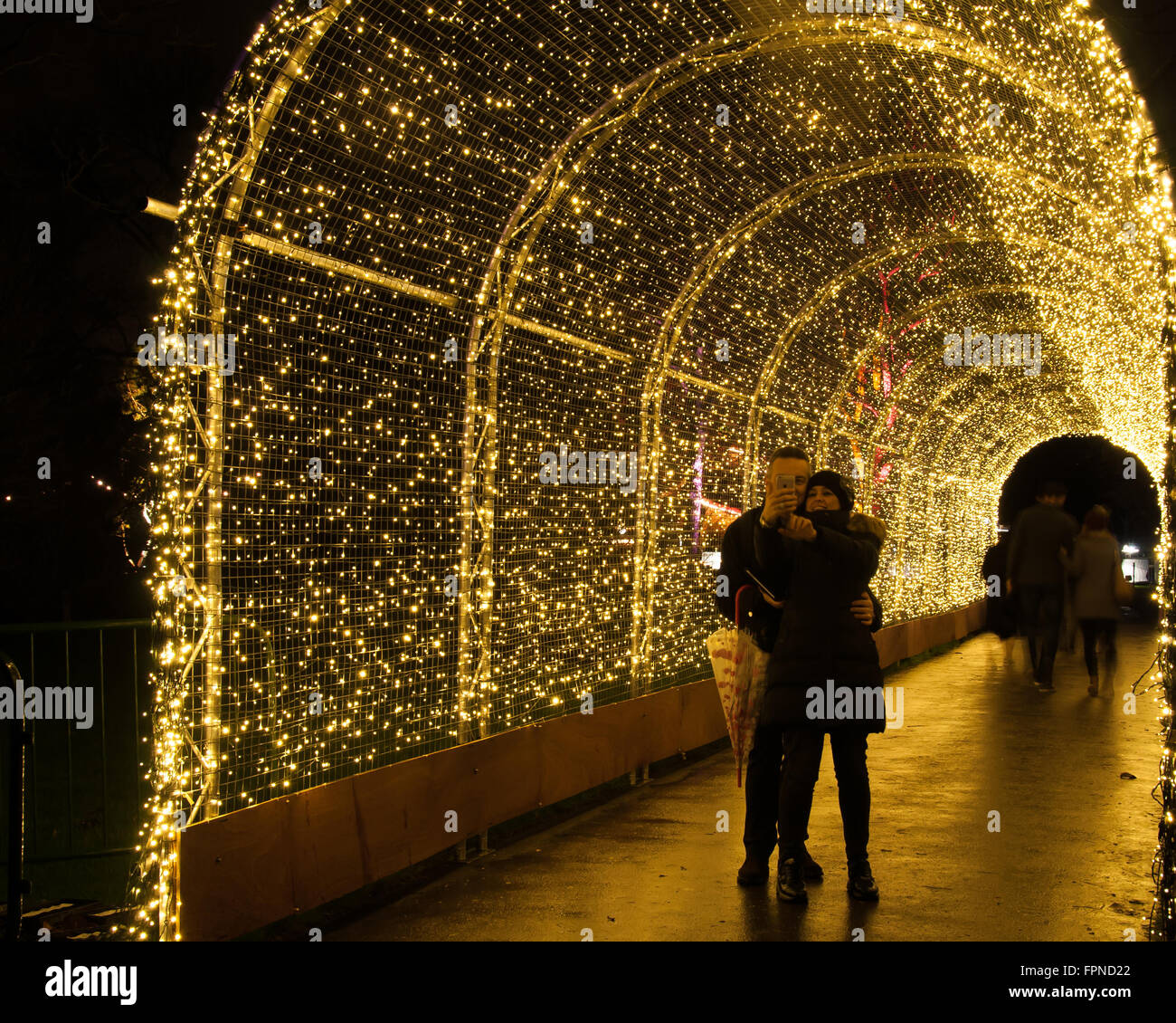 Paar in Liebe nehmen Selfie im Tunnel der Lichter saisonale Beleuchtung Beleuchtung Kew Gardens, London UK. Stockfoto