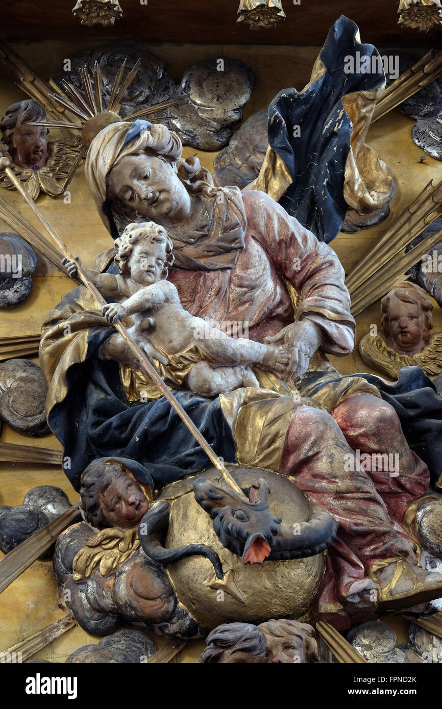 KOTARI, Kroatien - 16. SEPTEMBER: Jungfrau Maria mit dem Jesuskind, Hochaltar in der Kirche Saint Leonard von Noblac in Kotari, Kroatien Stockfoto