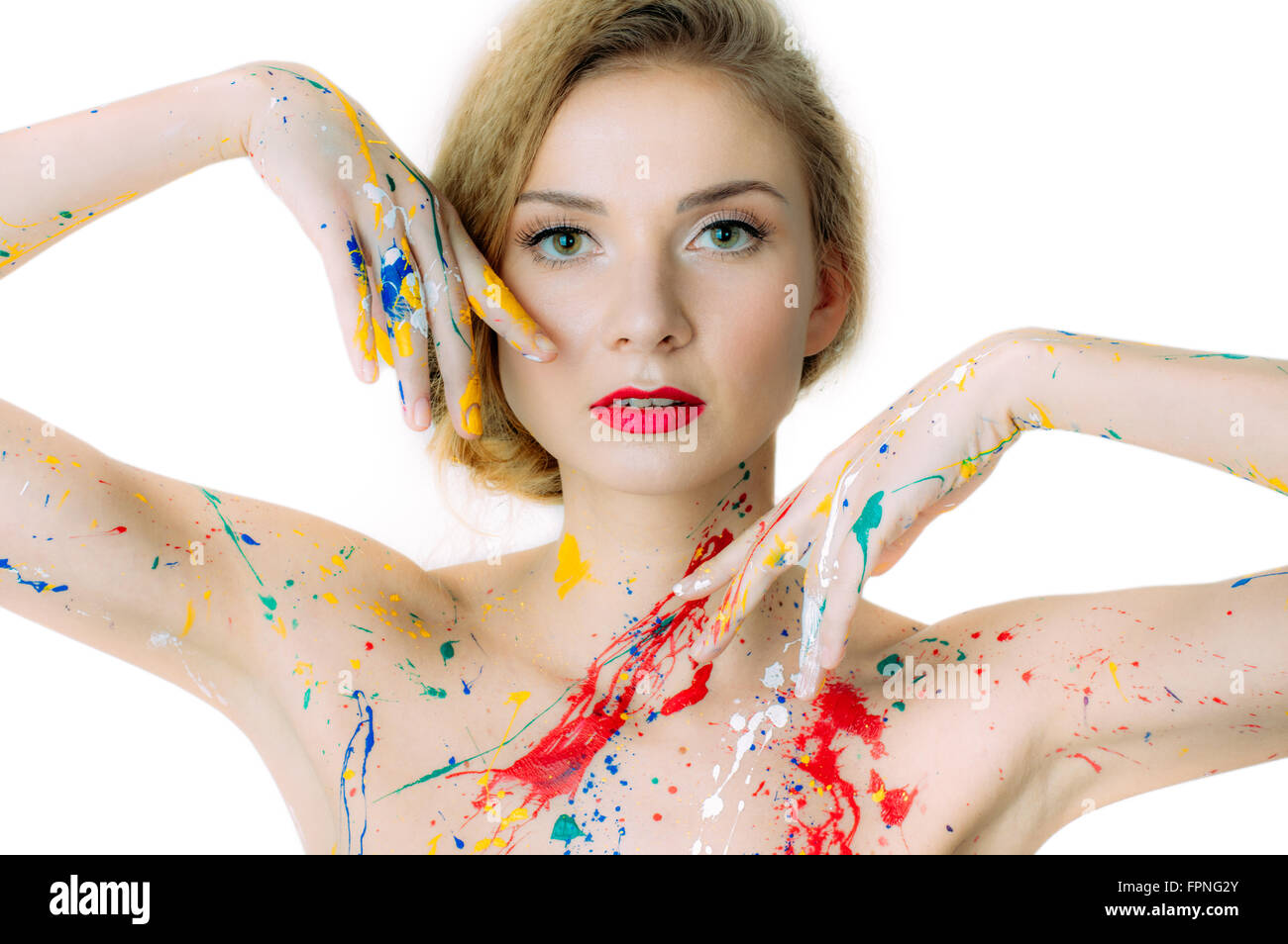 Bunte Frau Porträt mit Händen in der Nähe des Kopfes mit roten Lippen, in Lack isoliert auf weißem Hintergrund Stockfoto