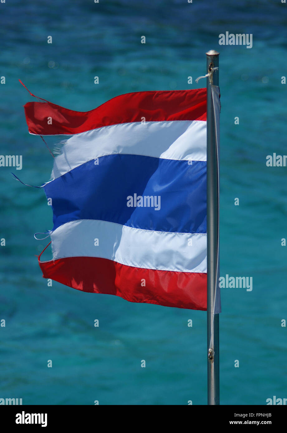 Thailändische Flagge mit Multi Farbe Meer Watwer Hintergrund Stockfoto