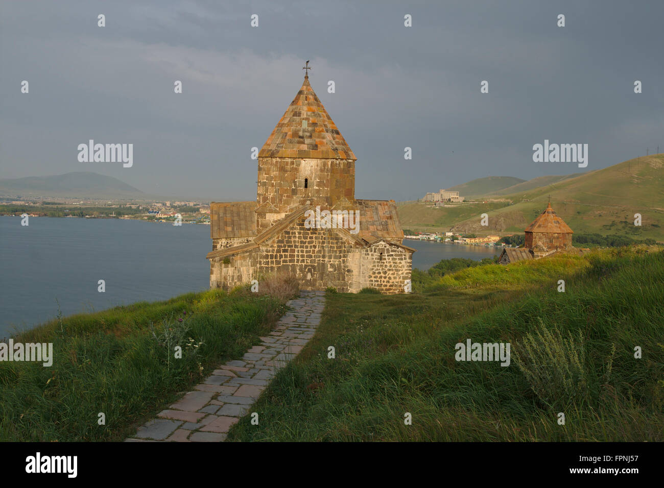 Sevanavank Kloster (Surb Arakelots Kirche, Surb Astvatsatsin in den Rücken) am Sewansee, Armenien Stockfoto