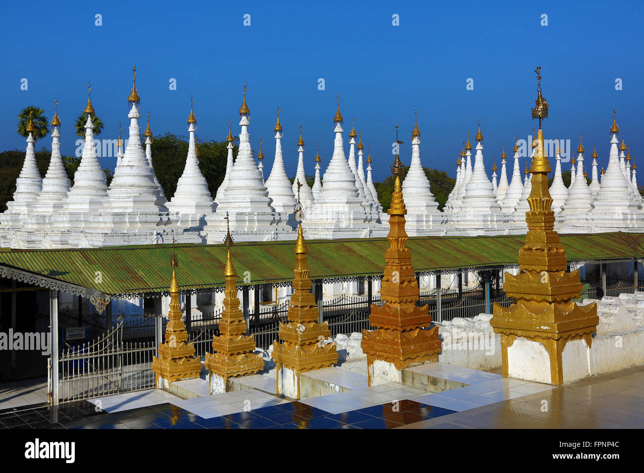 Weiße Dhamma Ceti Schreine Sandamuni Pagode, Mandalay, Myanmar (Burma) Stockfoto