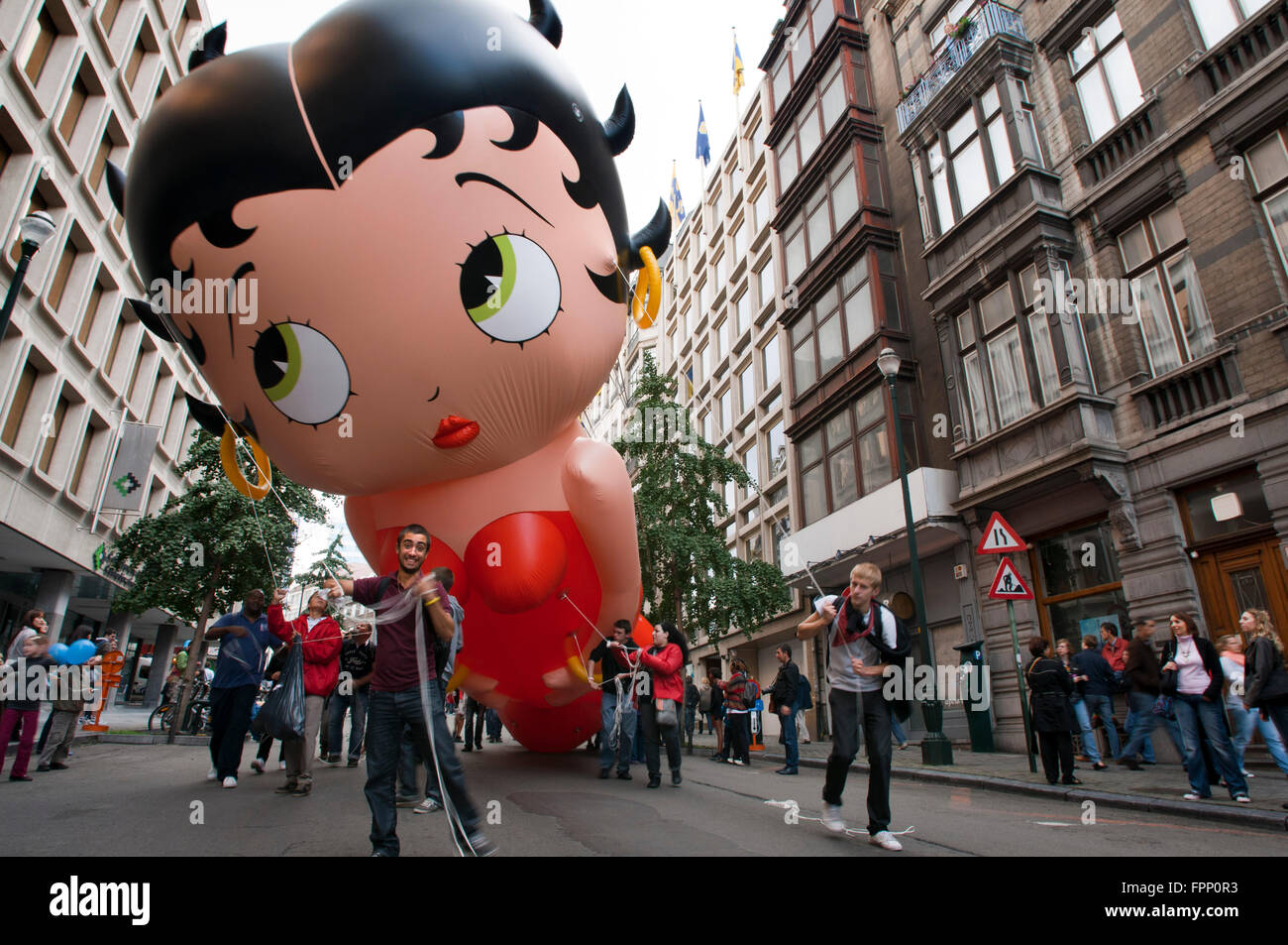 Ballon Tagesparade, Brüssel, Belgien. Eine Hüpfburg des belgischen Comic-Serie Charakter Spirou zusammengebrochen wie vorgeführt, während die Stockfoto