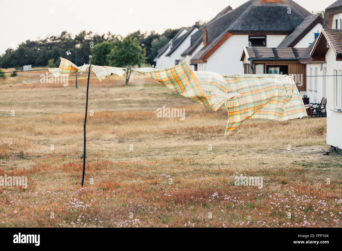 Wäsche trocknet vor Häusern, Neuendorf, Insel Hiddensee, Stockfoto
