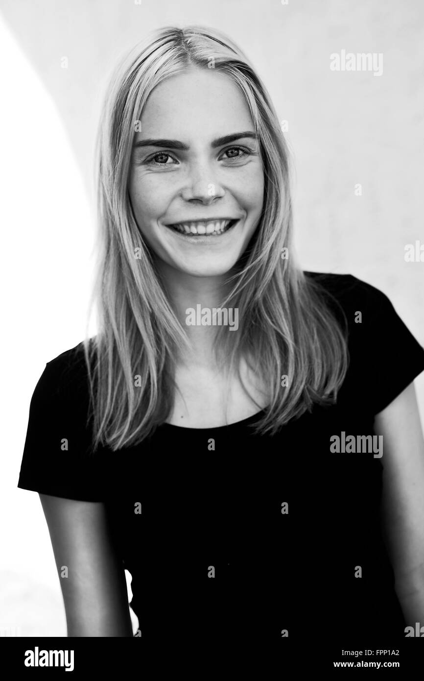 Junge Frau in die Kamera Lächeln, Stockfoto