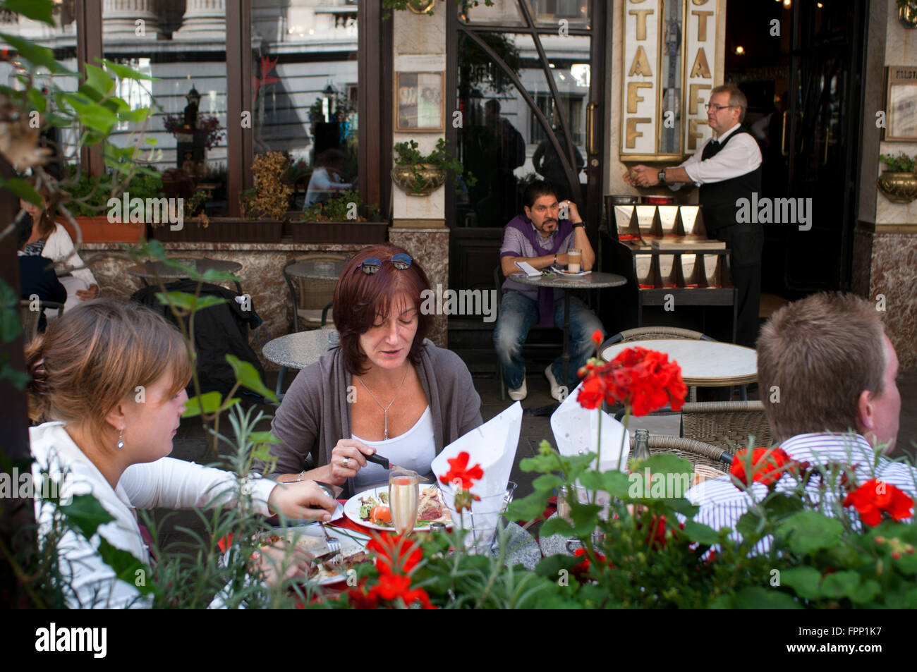 Menschen Essen auf der Terrasse des Le Falstaff, Brüssel, Belgien. Einer der Terrassen der vielen Restaurants in Brüssel. In der Stockfoto