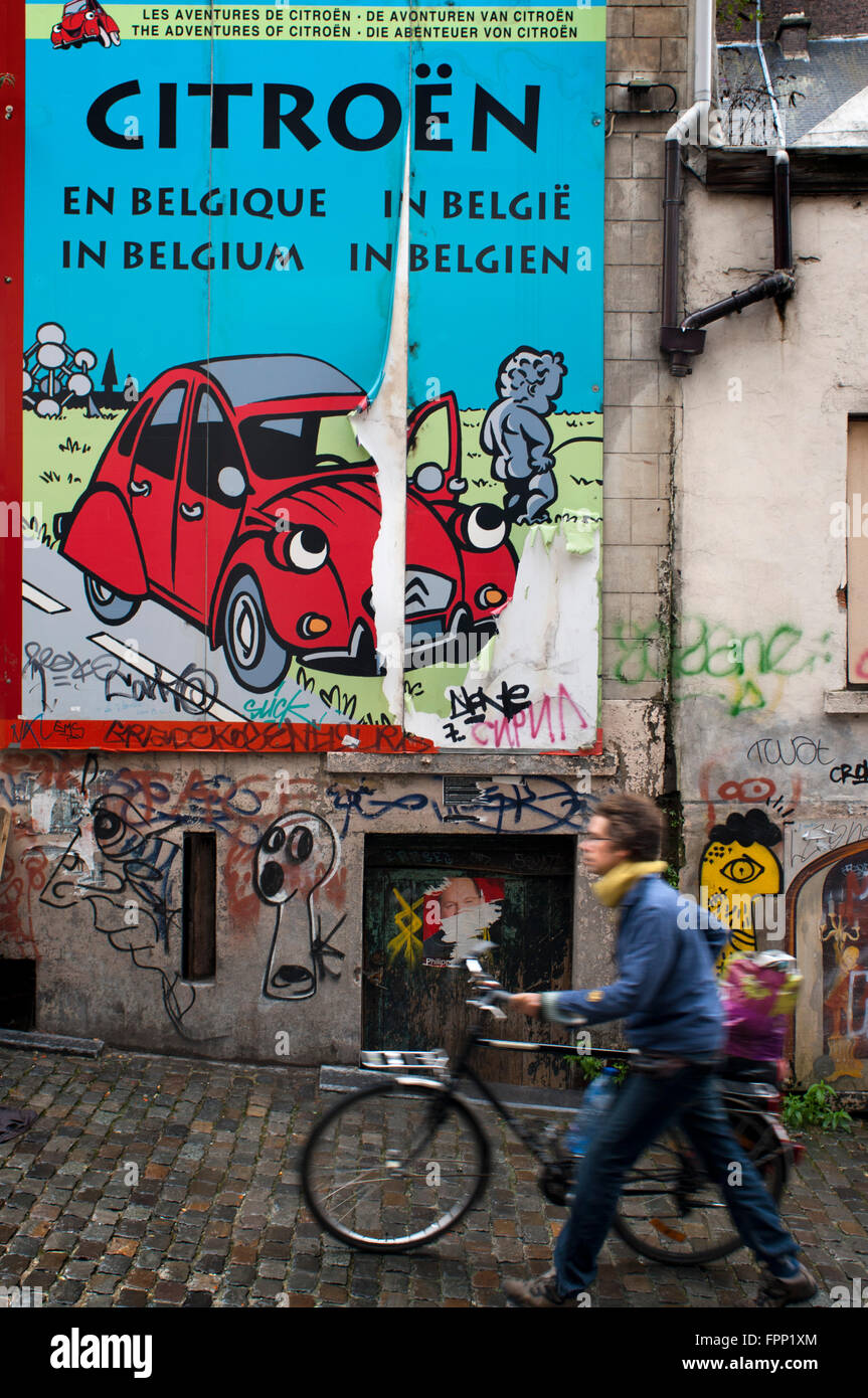 2CV Wandfarbe auf der Straße in der Route BD, Brüssel, Belgien. Der "BD-Route" kann eine einfache Ausrede, Brüssel, Althou zu besuchen sein. Stockfoto