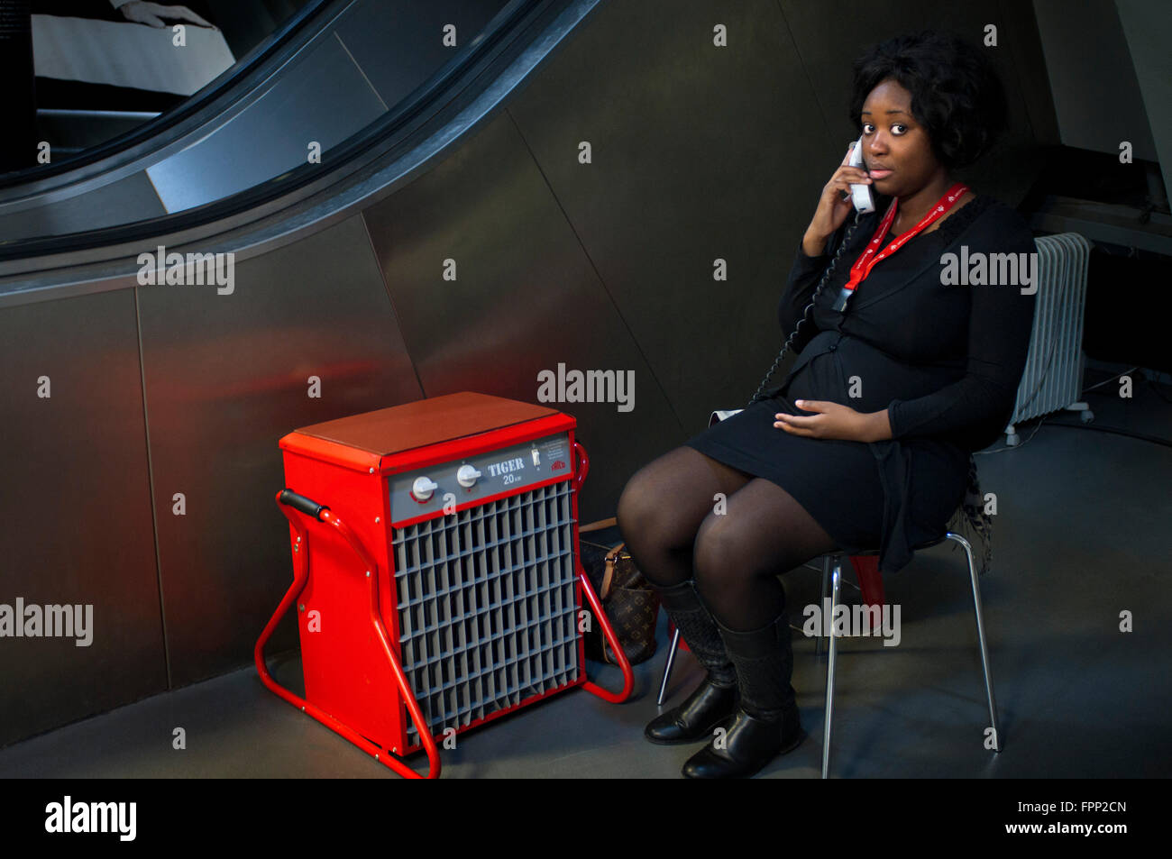 Stewardess in das Atomium. Das Atomium-Denkmal entworfen von André Waterkeyn, Brüssel, Belgien, Europa.  INNERHALB DER KUGELN Stockfoto
