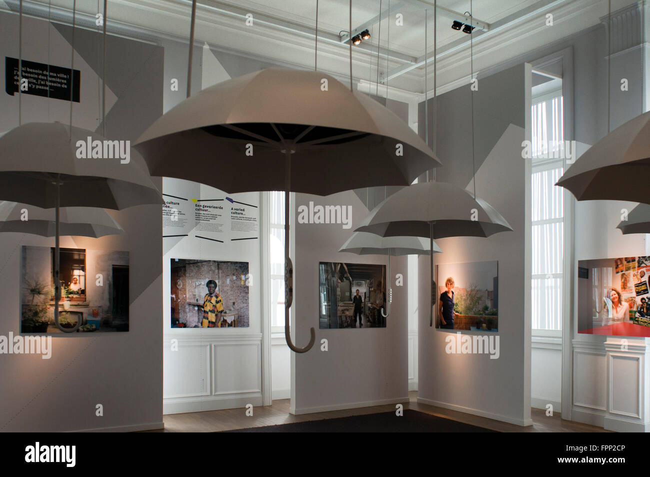 Brüssel-Info Place, Brüssel-Stadt, Belgien.  Durch mehrere multidisziplinäre Projekte wie Fotografie, Video und mehrere Stockfoto