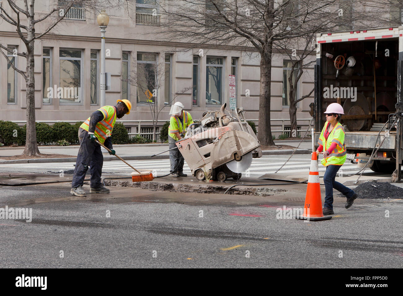 Städtische Arbeiter bereiten Asphalt für Neuasphaltieren - USA Stockfoto