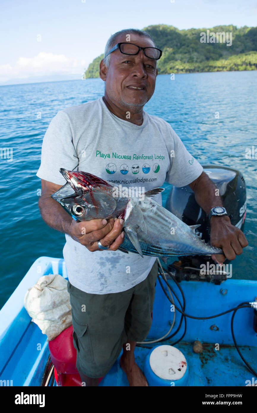 Fischer hält eine spanische Makrele Stockfoto