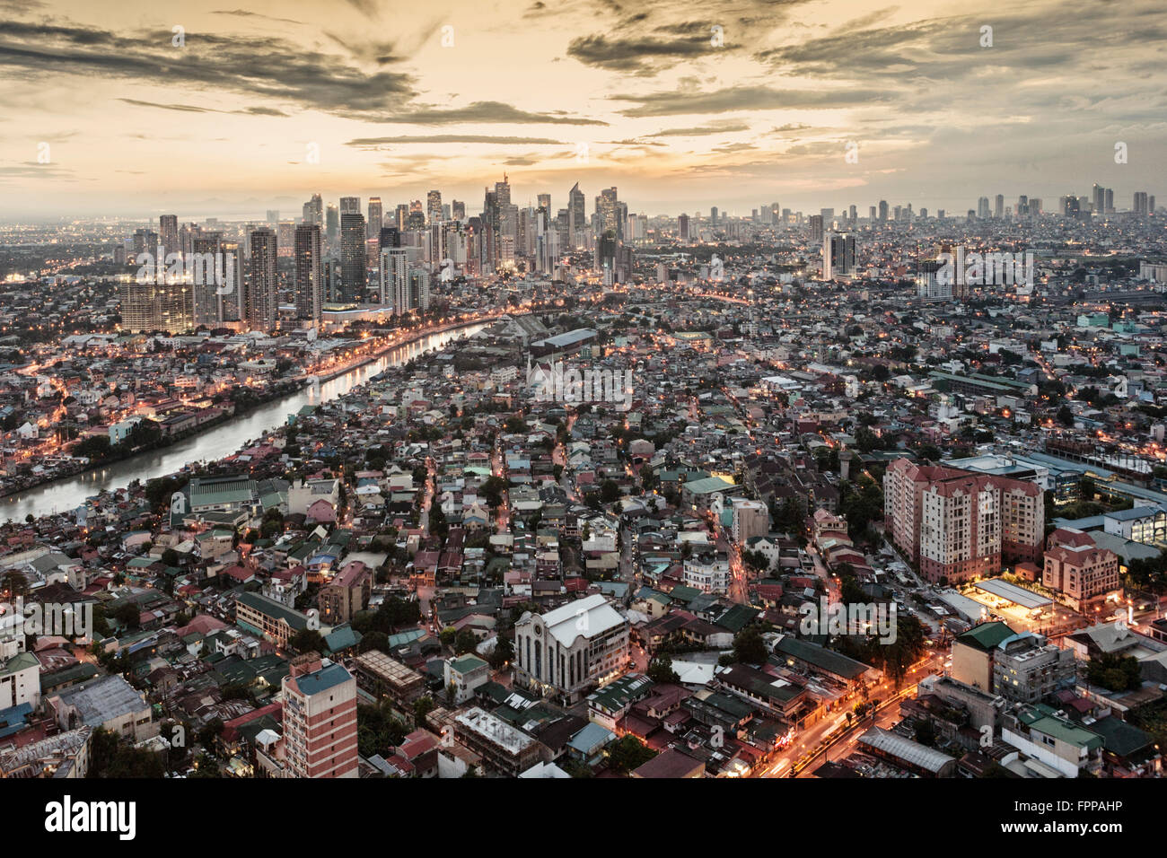 Asien, Ost-Asien, Philippinen, Manila, Makati und Pasig River, Geschäftsviertel, Wolkenkratzer, Skyline der Stadt, Blick auf den Sonnenuntergang Stockfoto