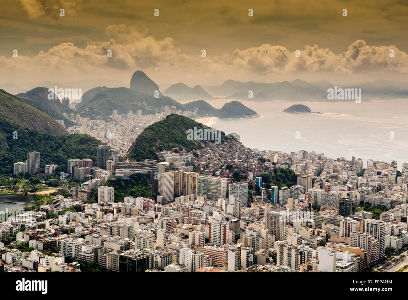 Die Skyline von Rio de Janeiro mit dem Zuckerhut, dem Ipanema, den Stadtvierteln der Costa Rica, Favela-Slums um die Hügel und den Atlantischen Ozean, Brasilien Stockfoto