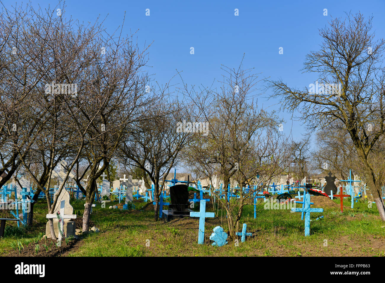 Alter Friedhof in einem heißen Sommertag Stockfoto
