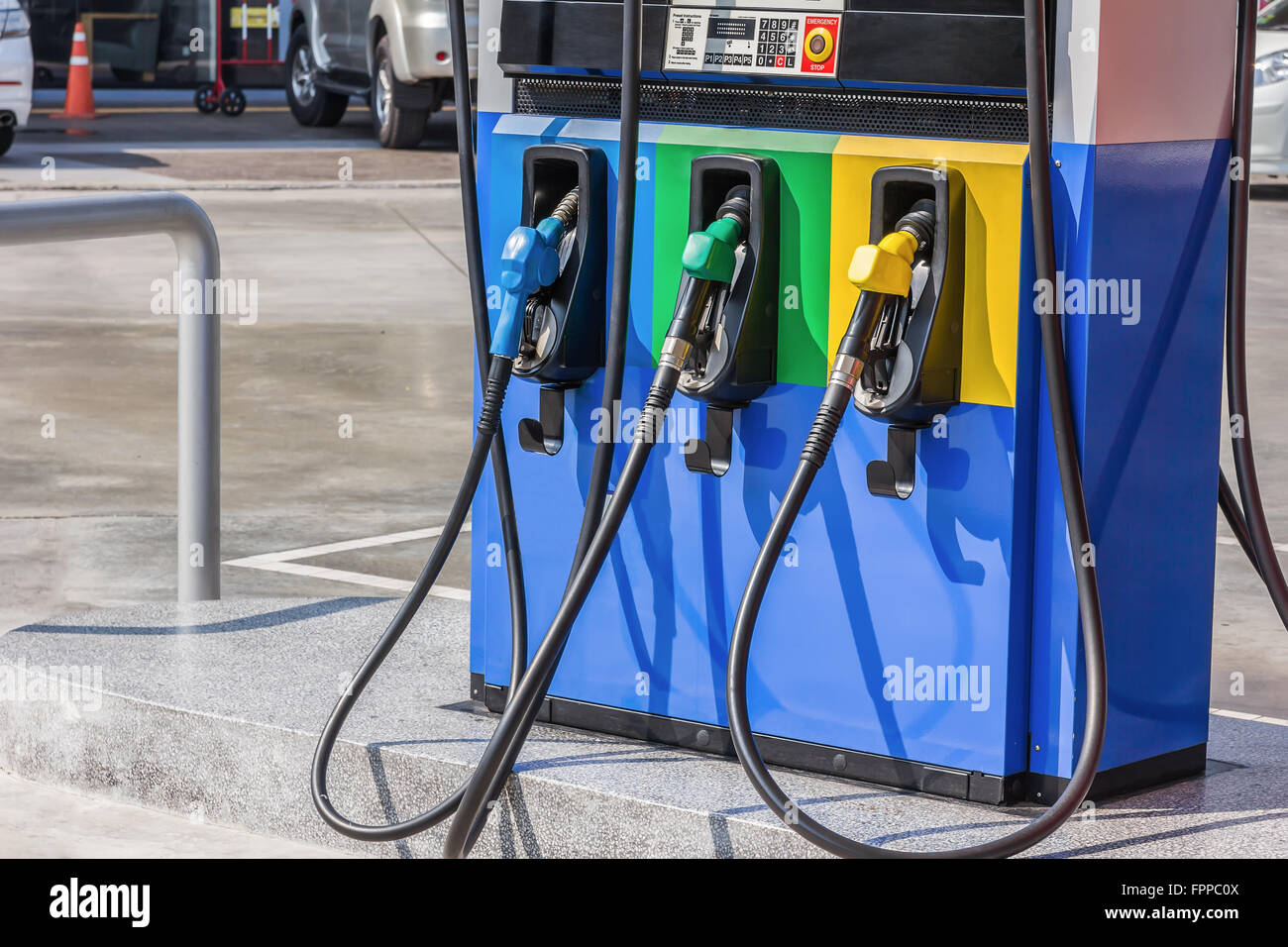 Gas Pumpe Düsen in einer Tankstelle Stockfoto