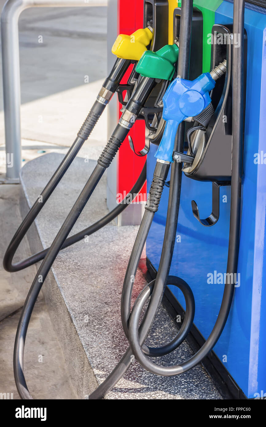 Gas Pumpe Düsen in einer Tankstelle Stockfoto