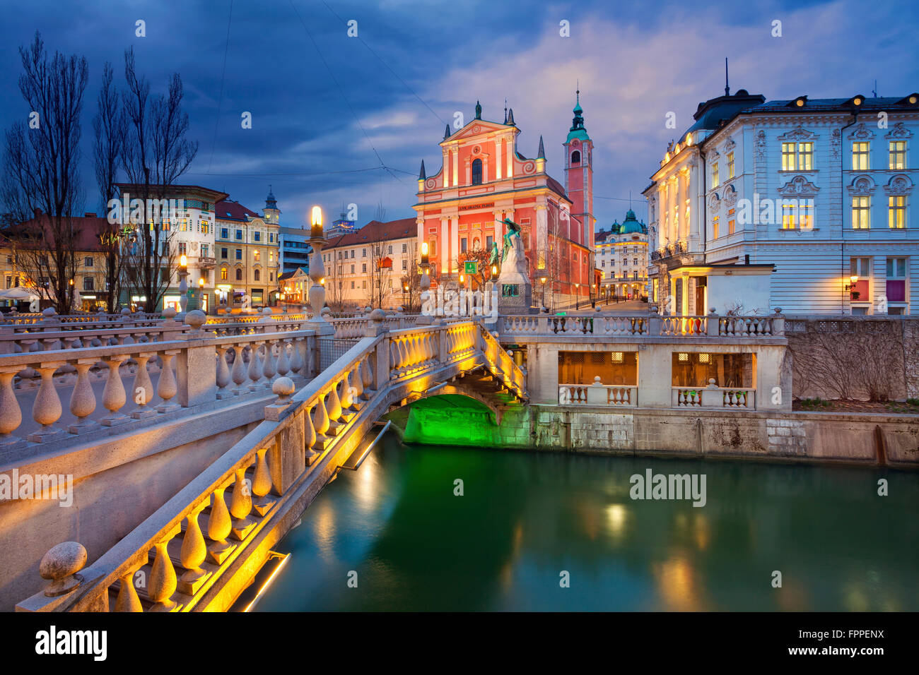 Ljubljana. Bild von Ljubljana, Slowenien während der blauen Dämmerstunde. Stockfoto