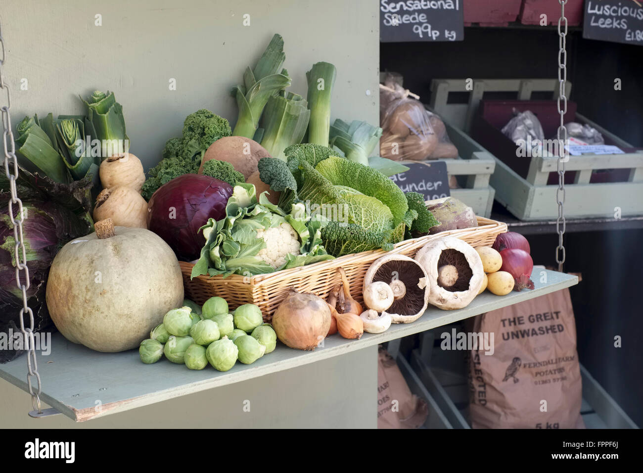 Auswahl an Gemüse außerhalb lokaler Hofladen angezeigt Stockfoto