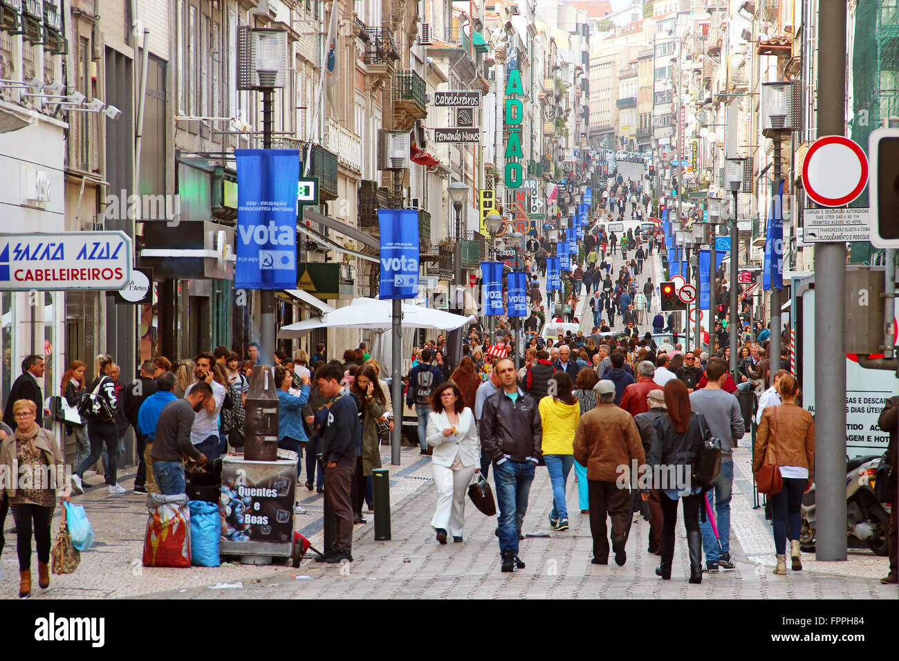 PORTO, PORTUGAL - 5. Oktober 2015: Menschen zu Fuß auf den wichtigsten shopping Straße Rua de Santa Catarina im Zentrum von Porto Stockfoto