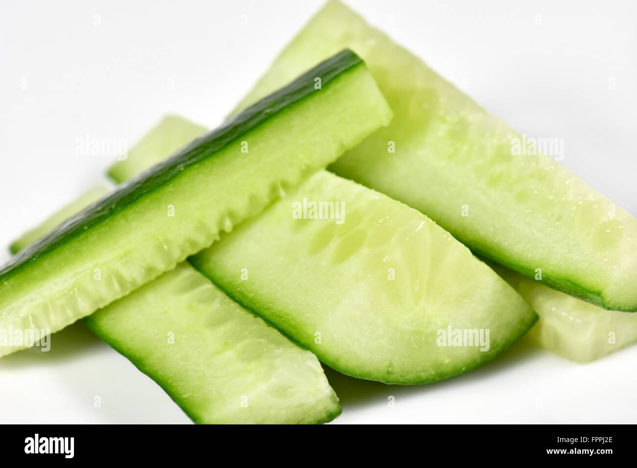 Gurkenscheiben auf weiße Platte geschnitten Stockfoto