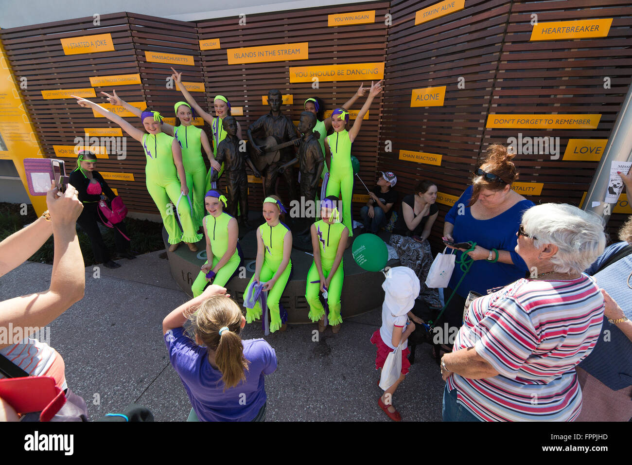 lokale Tanzgruppe feiern die Eröffnung der Bee Gees Way, Redcliffe, Queensland, Australien, Stockfoto