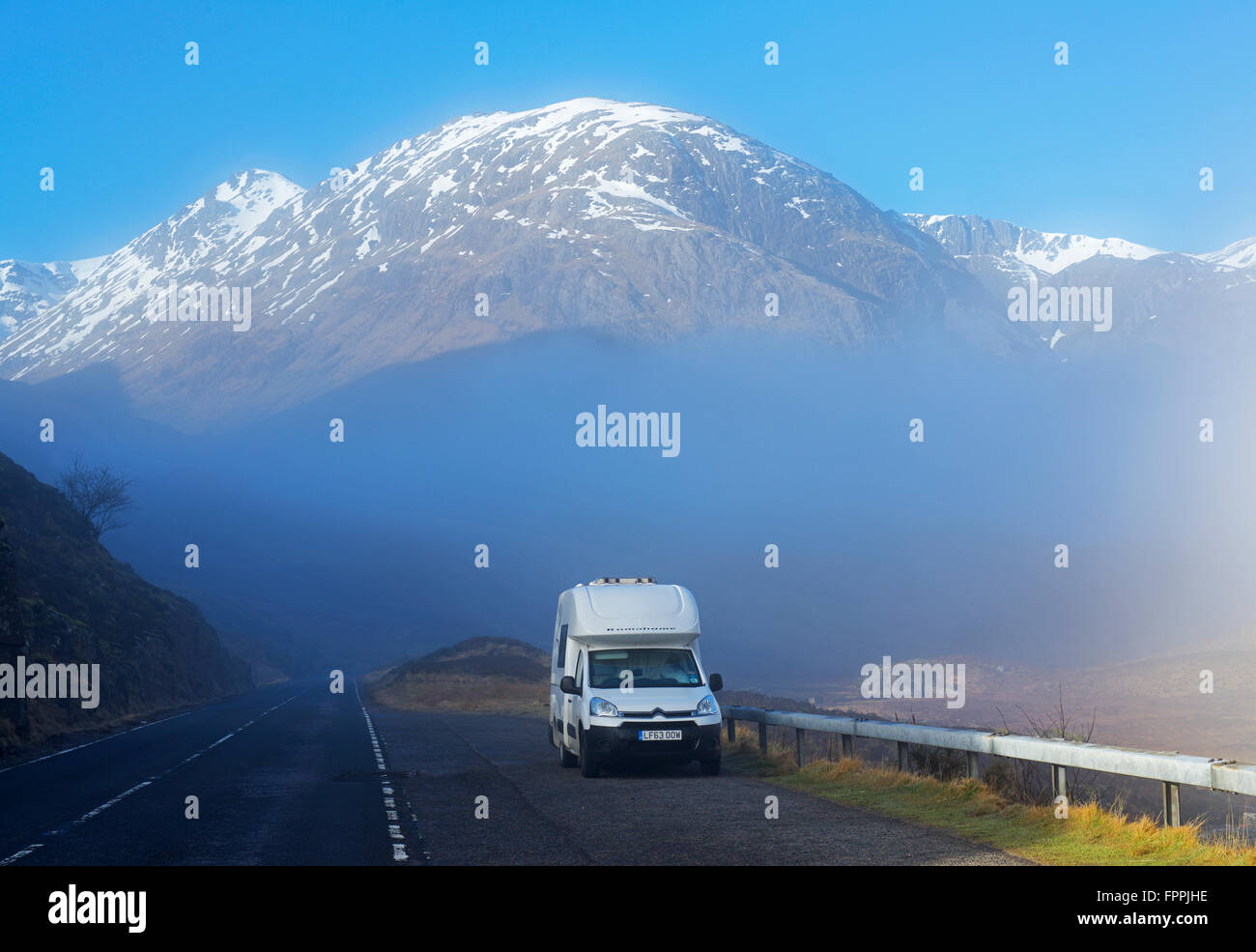 Kleines Wohnmobil, Romahome 25, parkte vor der A82 in Glencoe, Schottisches Hochland, Schottland, Vereinigtes Königreich Stockfoto