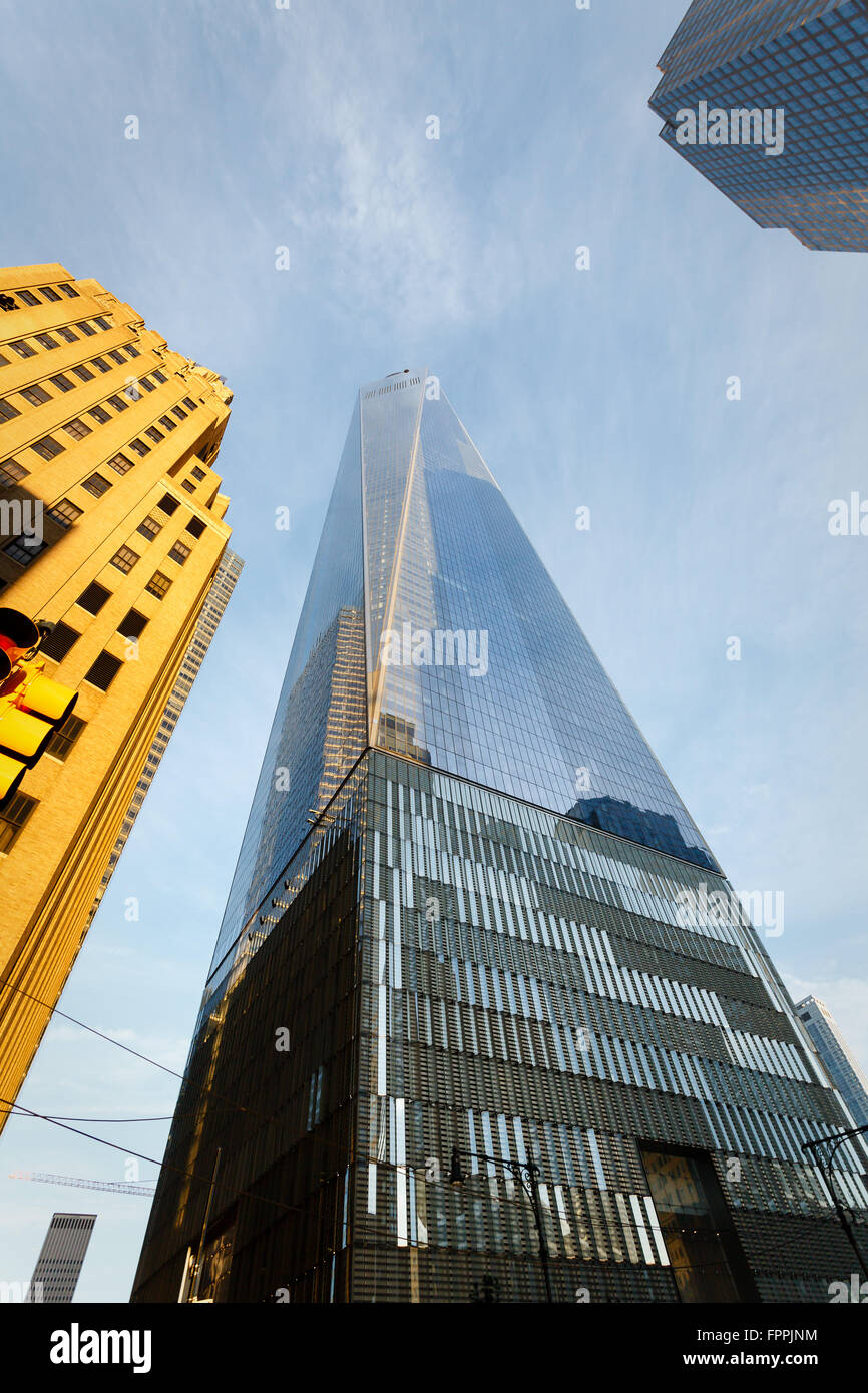 Ungewöhnliche Muster der Reflexionen in der unteren Hälfte des Wolkenkratzers Stockfoto