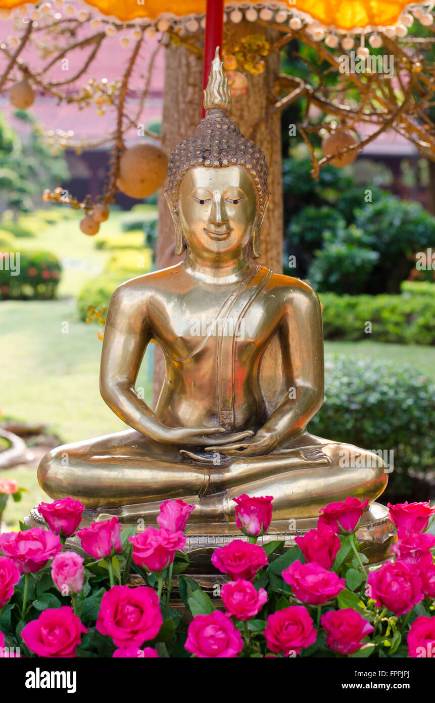 Buddha Bild und Blumen in das Songkran Festival, Thailand Stockfoto