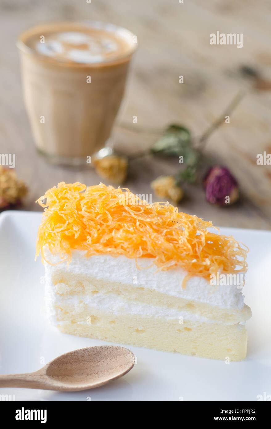 Thai Dessert, Foythong Kuchen oder Gold Ei Eigelb fädeln und heißen Kaffee Stockfoto