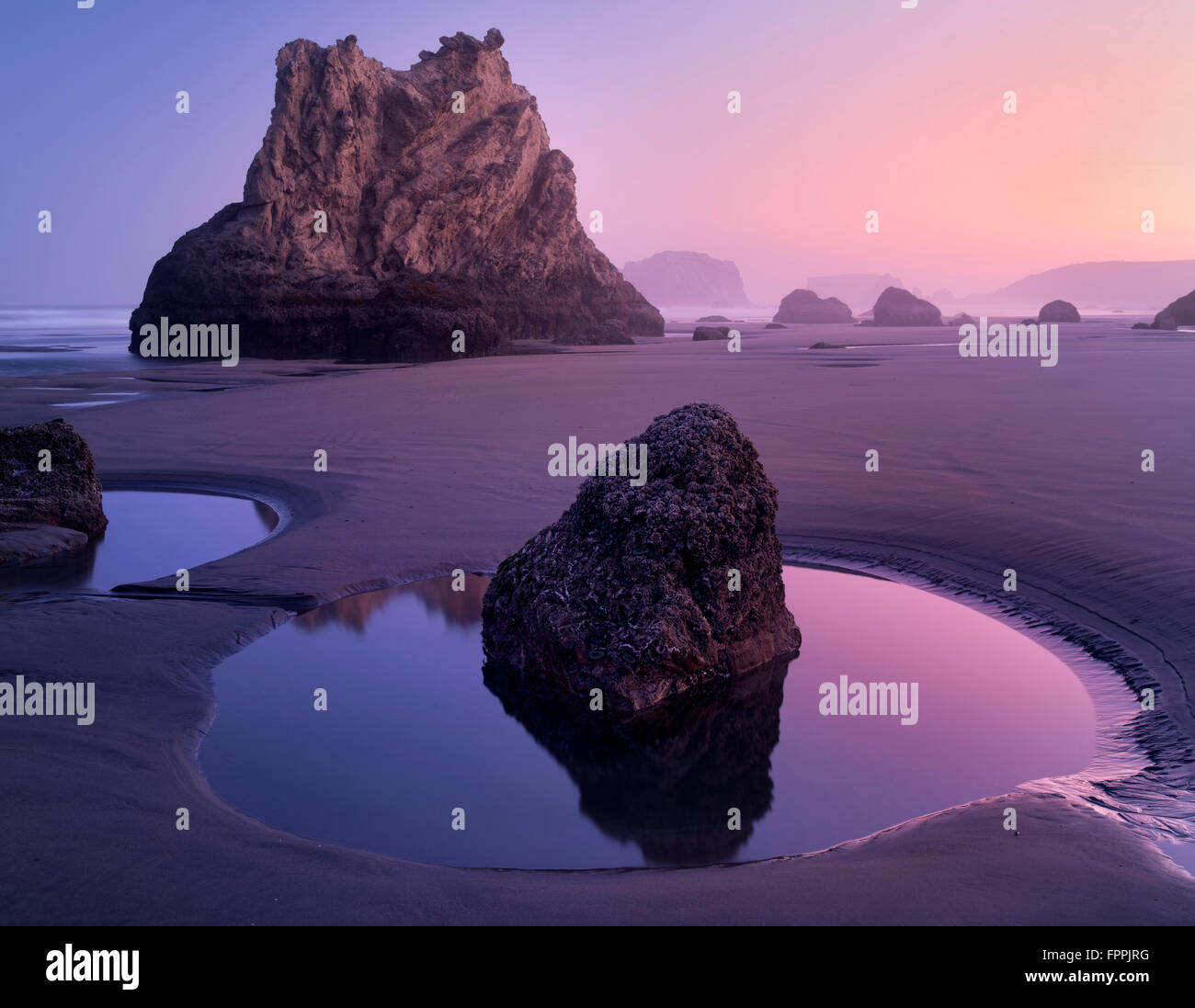 Low Tide Pools und Seastacks Sonnenaufgang widerspiegelt. Bandon Strand. Oregon Stockfoto