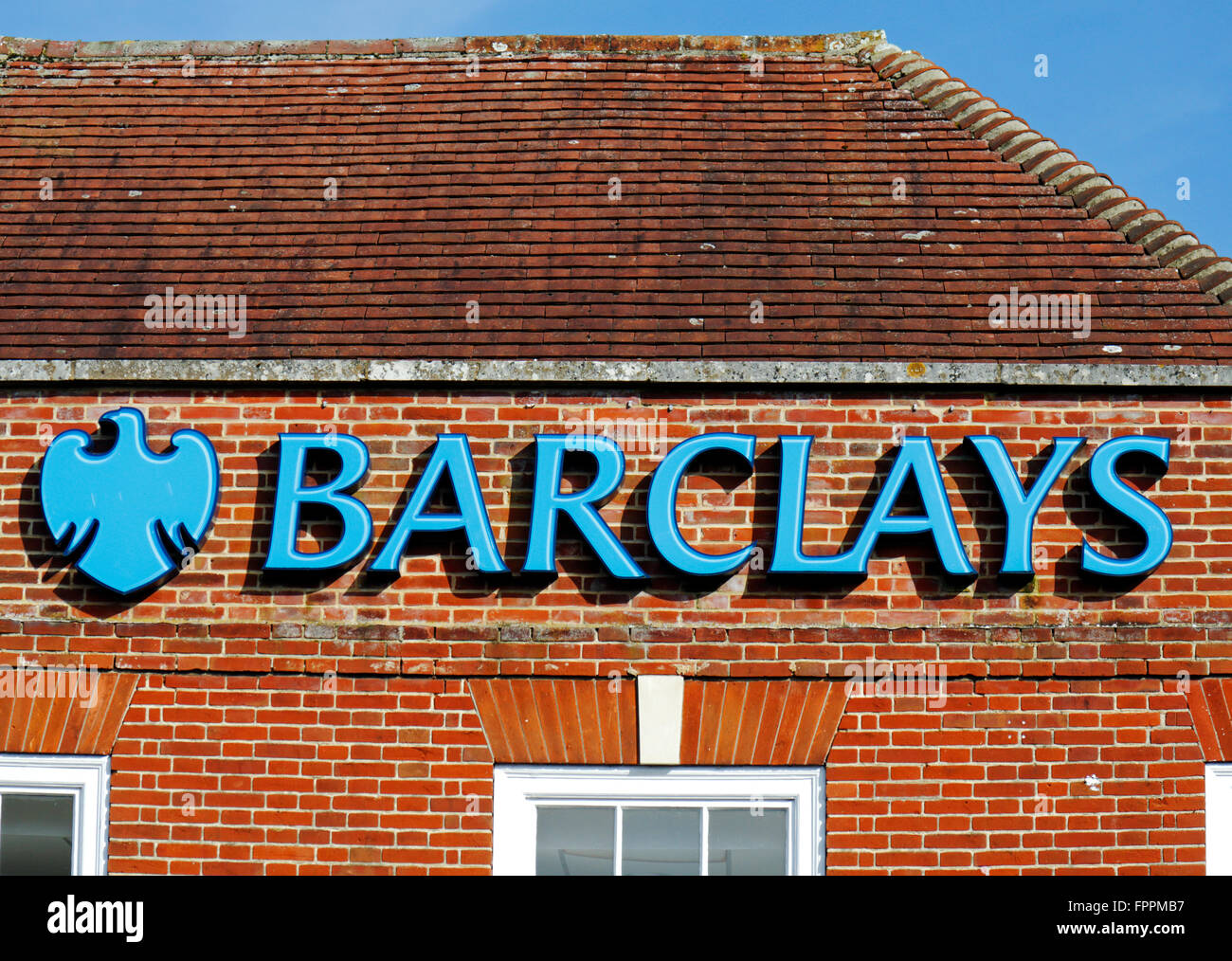 Logo auf Barclays Bank in High Street, Loddon, Norfolk, England, Vereinigtes Königreich. Stockfoto