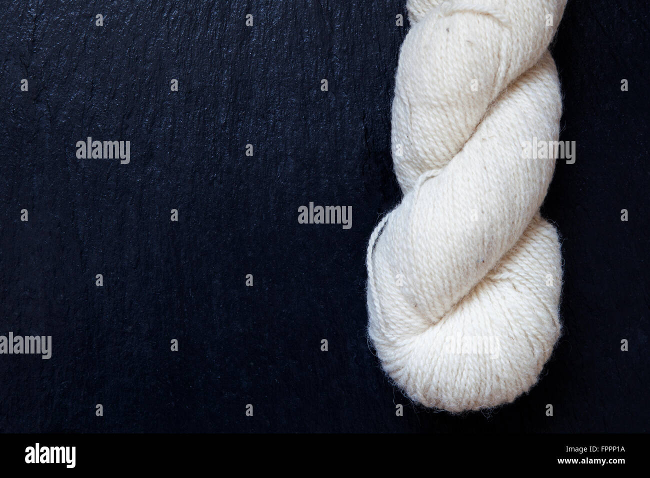 Strang von natürlichen weißen Garn mit schwarzem Schiefer Stockfoto