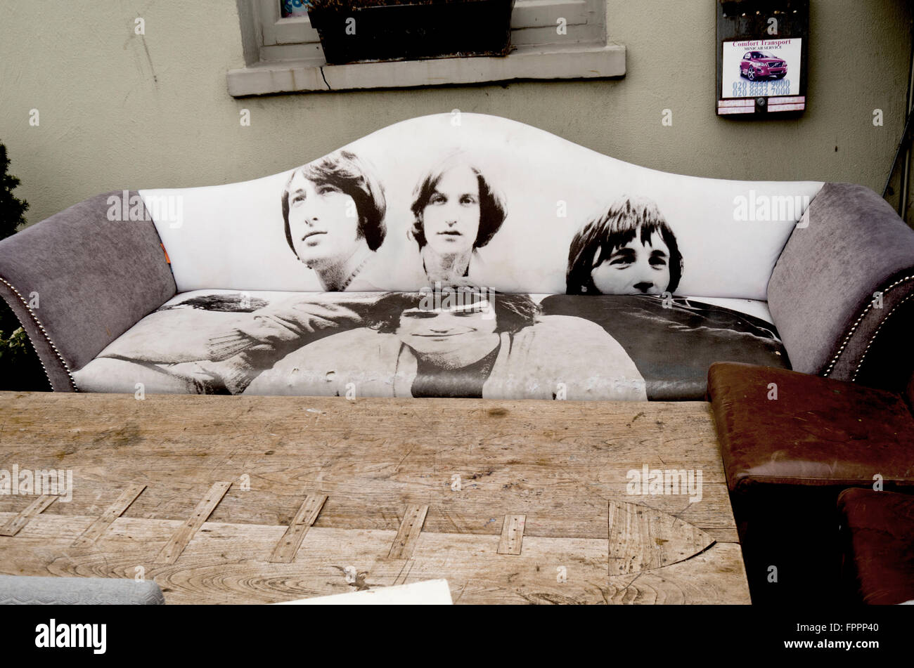 Verlassene und worn-out Sofa mit einem digitalen Fotodruck von The Kinks links außen die Kneipe, wo sie anfing. Stockfoto