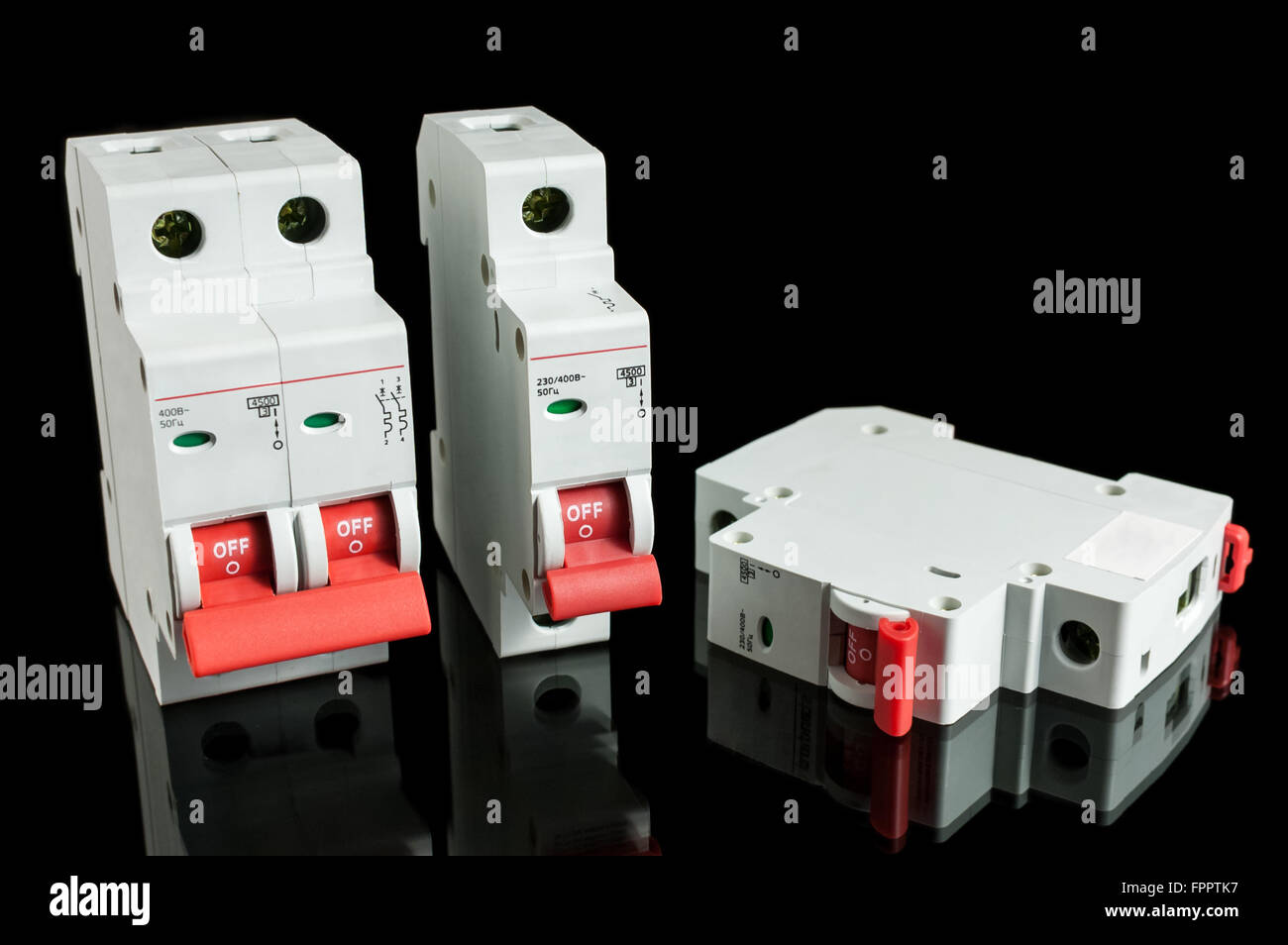 Verschiedenen Sicherungsautomaten, auf schwarzem Hintergrund isoliert. Elektrische Sicherung. Stockfoto