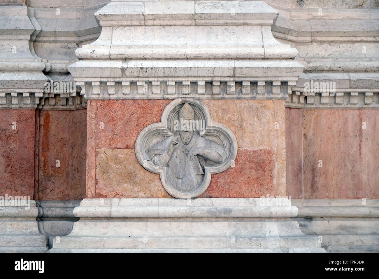 Sankt Nikolaus Relief an der Fassade der Basilika San Petronio in Bologna, Italien, am 4. Juni 2015 Stockfoto