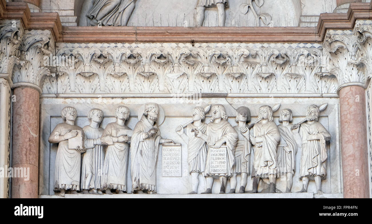 Das richtige Portal der Kathedrale von St. Martin in Lucca. Lünette, widmet sich dem Leben von Saint Regulus, Lucca, Italien Stockfoto
