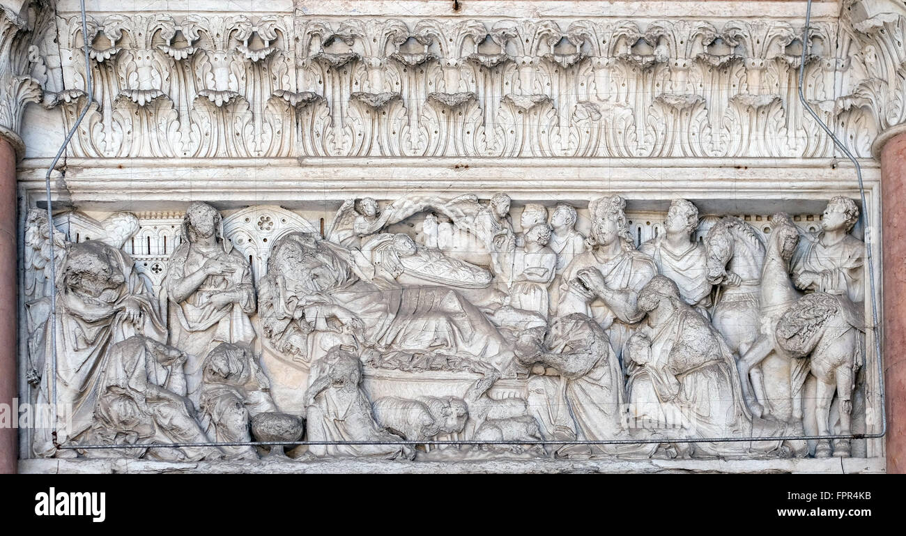 Verkündigung, Geburt Christi und Anbetung der Könige, Lünette über dem Portal der Kathedrale von St. Martin in Lucca, Italien Stockfoto