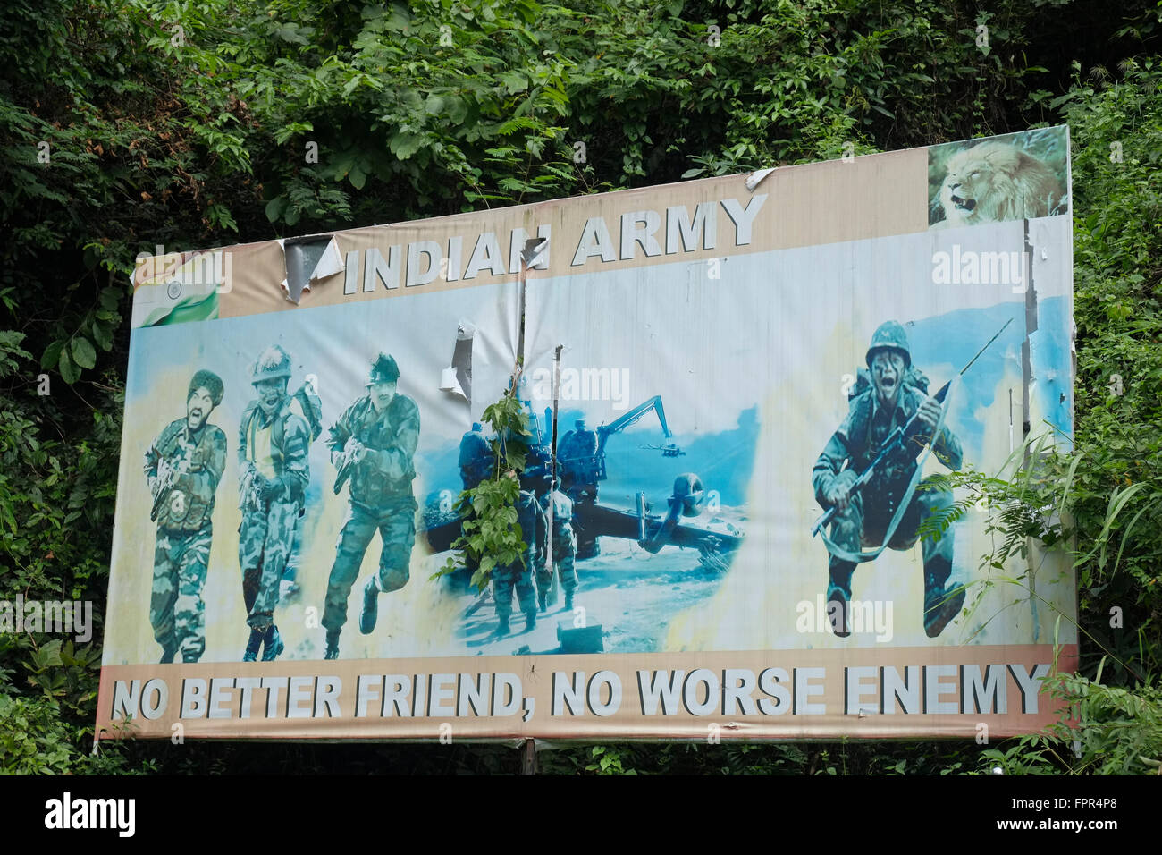 Ein Plakat der Rekrutierung für die indische Armee in der Nähe der Krönung (Tiger) Brücke, Sevoke, Darjeeling, Westbengalen, Indien. Stockfoto