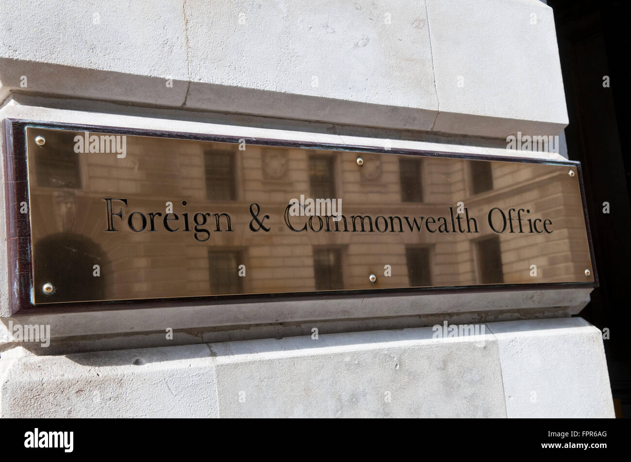 Messingplakette auf das fremde und Commonwealth-Amt in London Stockfoto