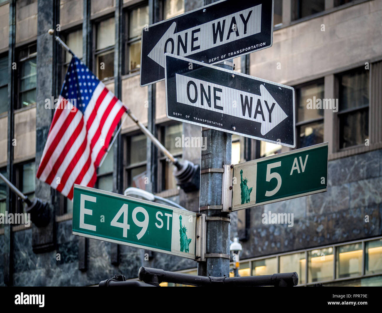 5th Avenue Schild, One Way Schild, E49 st Schild, Ampel, New York, USA. Stockfoto