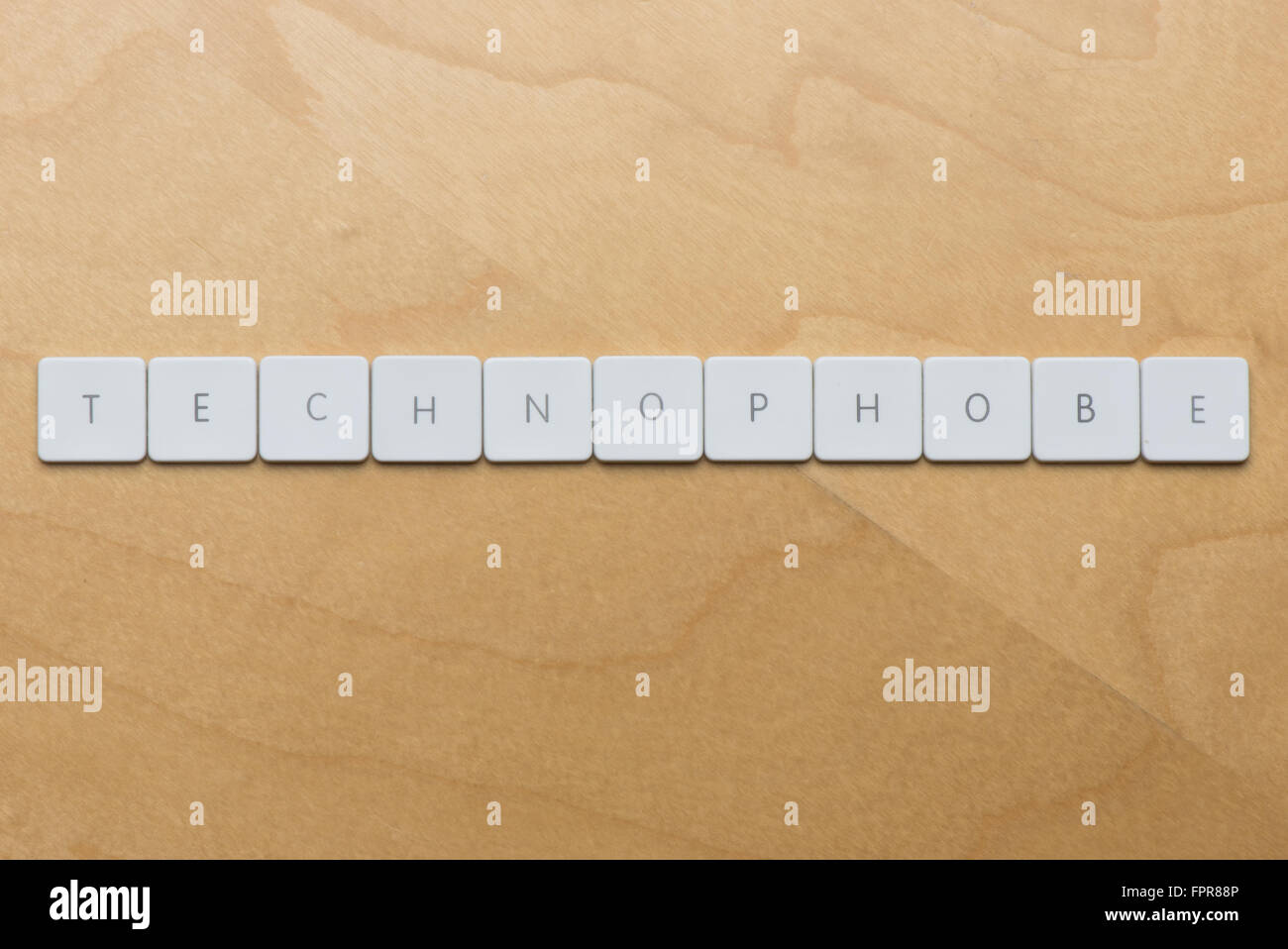 Tastatur Buchstaben buchstabieren Technophobe vor dem Schreibtisch-Hintergrund Stockfoto