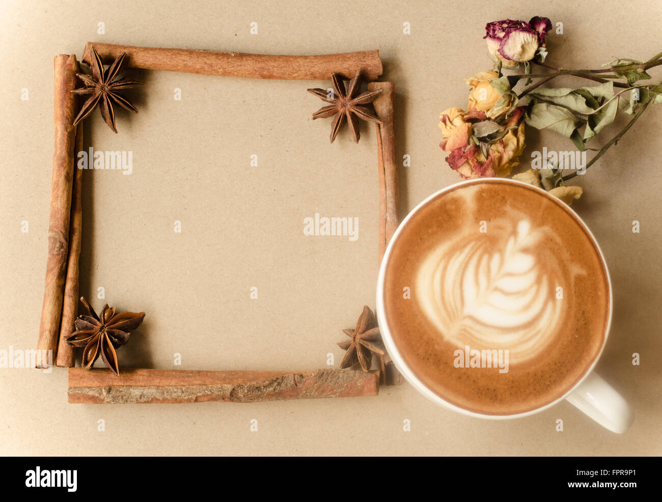 eine Tasse Latte Kunst auf Stirn Hintergrund, Vintage Kaffee Stockfoto